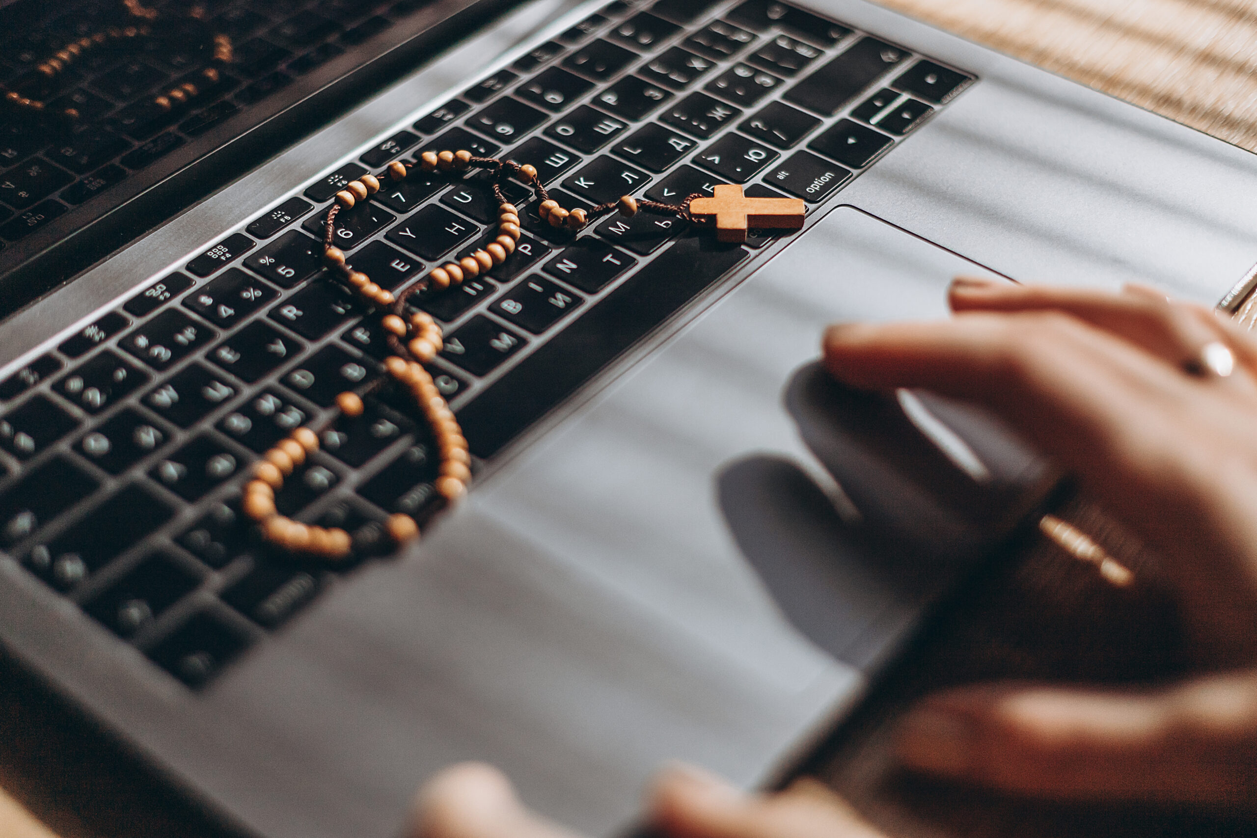 un chapelet posé sur le clavier d'un ordinateur