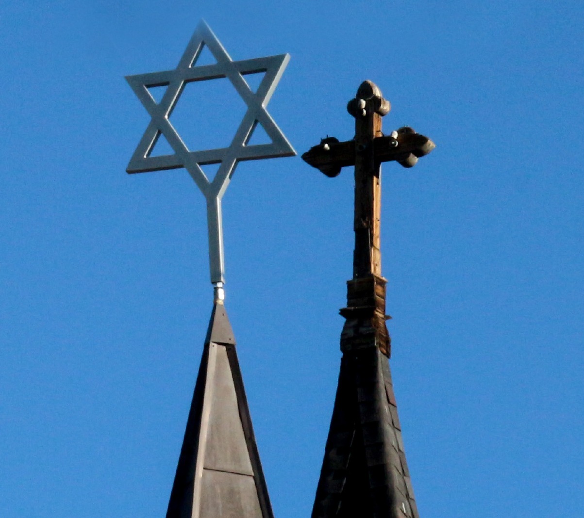 une étoile et croix sur un ciel bleu