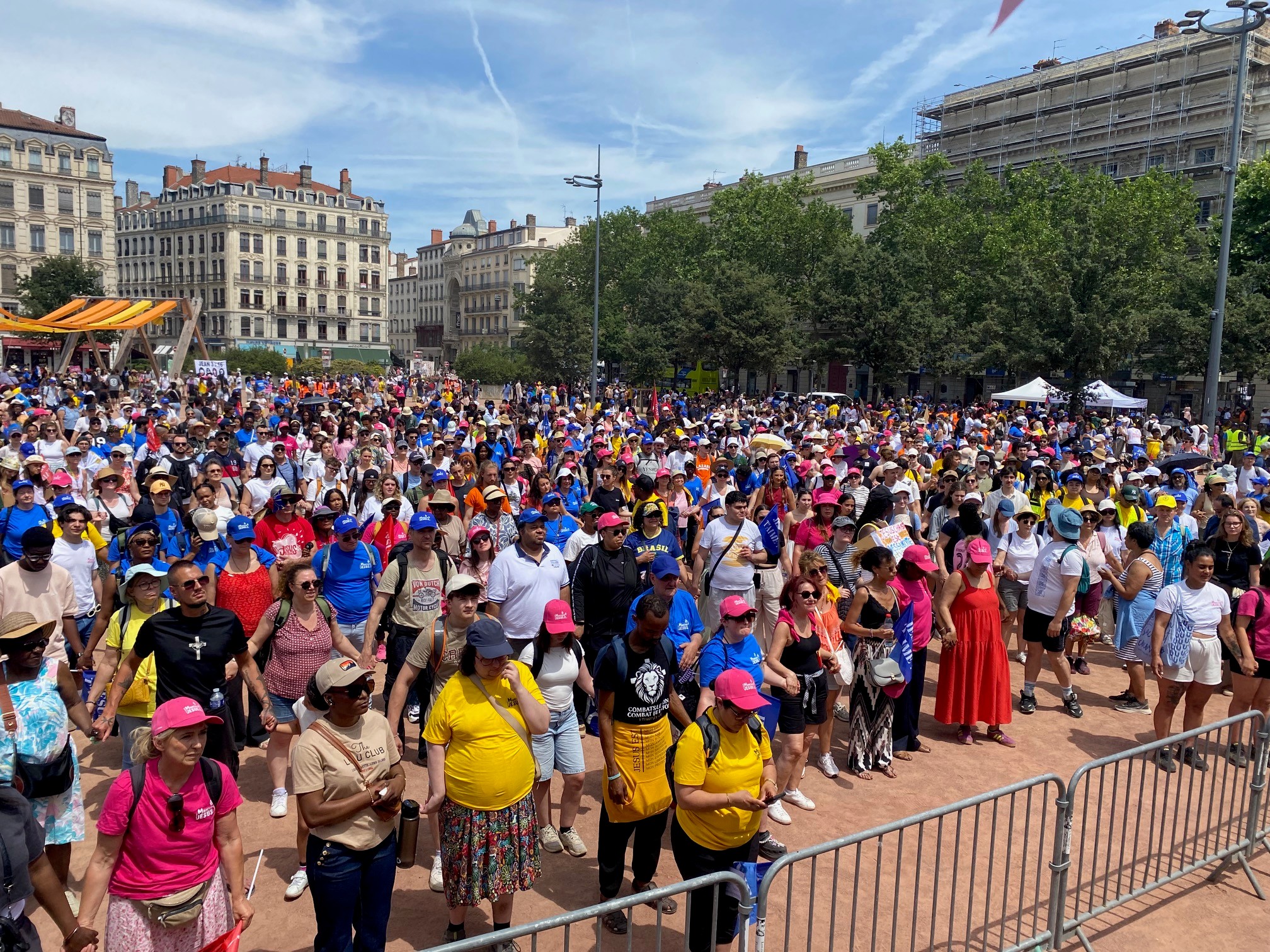 Départ de la Marche pour Jésus sur la place Bellecour