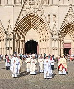 Sortie des célébrants sur le parvis de la cathédrale de Lyon après une célébration