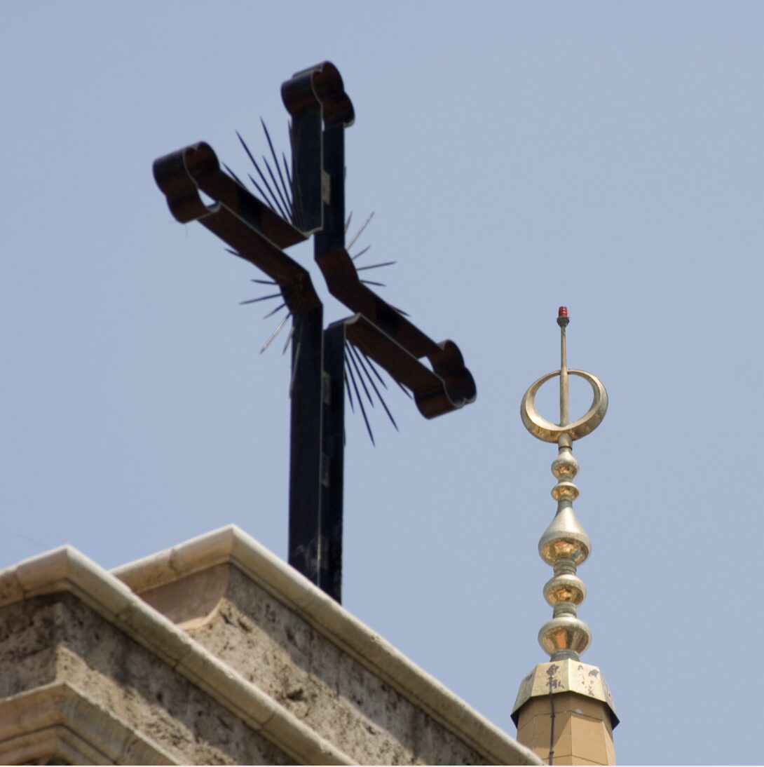 une croix et une lune sur un ciel bleu
